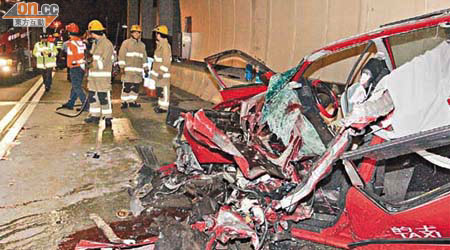 肇事的士車頭嚴重損毀，消防員需撬開車頂救人。