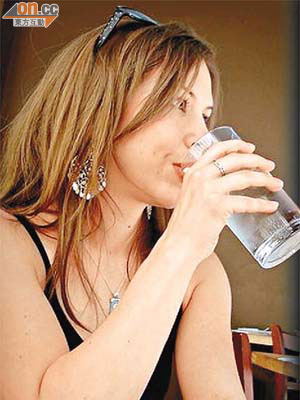 進食後飲水或漱口，有助減少食物殘渣積聚。	（資料圖片）