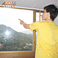 黃先生望着近山窗外一大片「蚊雲」，大感無奈。