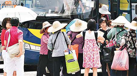 露天停車場近期集結多名賣香的婆婆，當有旅遊巴駛至，便蜂擁包圍落車旅客。