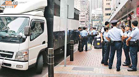 大批警員趕至貨車（左）被「騎劫」現場增援。