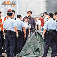 警員用帳篷將屍體蓋着及在場調查。