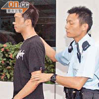 男乘客在九龍城涉毆傷的士司機，被捕帶返警署。