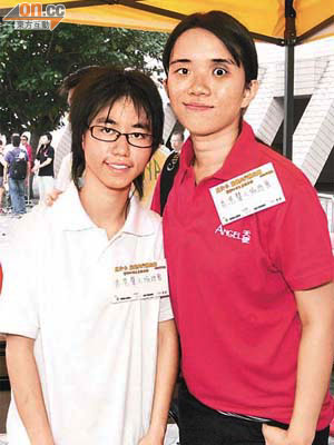 陳葦姍（左）與盲人好友黃小姐將在下月前赴泰國，參加殘疾人士馬拉松。	（梁耀榮攝）