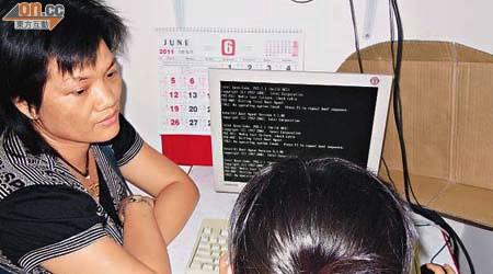 葉女士（左）在內地購入組合電腦供子女使用，但已經常失靈，難負擔昂貴維修費用。