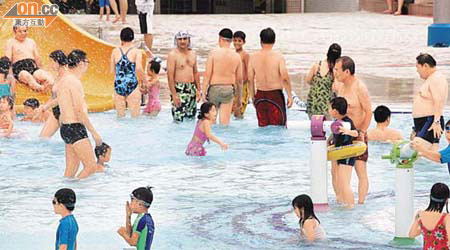 康文署指在有需要時會再加強轄下泳池的防疫措施。	（袁志豪攝）