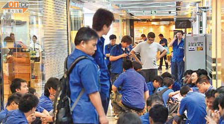 約百名富士達（香港）有限公司的電梯技工不滿加薪幅度，在公司所在商廈大堂靜坐。	（蕭毅攝）