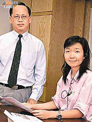 林永澤（左）曾介紹警方熱線服務。	（互聯網）