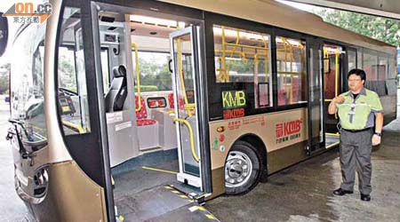 新引進的單層巴士入口設有輪椅斜板，特別方便輪椅及長者使用。	（林少權攝）