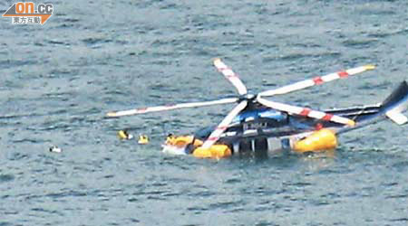 民航處仍在調查直升機去年七月急降維港海面的原因。	（資料圖片）