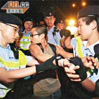 警方以膠索帶反綁示威人士，被指使用過分武力。	（麥潤田攝）