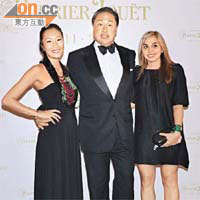 Sincere Brand Management Ltd主席周國勳（中）與千金周穎詩（左）成為香港唯一獲贈Perrier-Jouet Bi-Centenaire嘅名人家族，右為周穎詩友人。