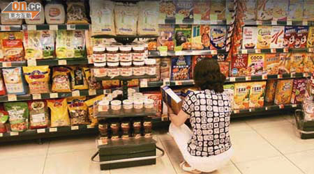 不少市民選購食物時會先閱讀營養標籤。	（梁耀榮攝）