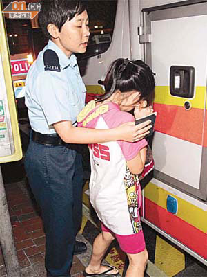 女童報稱不適由女警陪同送院。	（張曉楠攝）