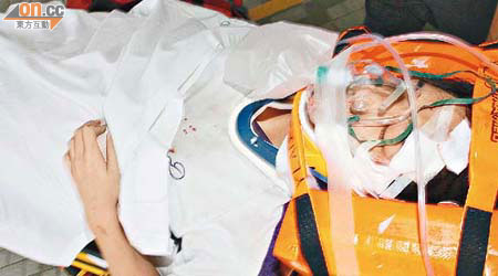 受傷男生送院時需戴上頸箍及氧氣罩協助呼吸。（許錦雄攝）