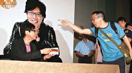 陳志雲於○九年出席新書推廣活動時遭人掟書抗議，事件曾被廣泛報道。	（資料圖片）