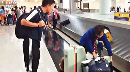 地勤懶理旅客，不發一言，只把散落地面的行李篋重新排好。