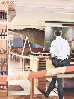 酒店餐廳大幅假天花塌下後，警員在現場調查。	（林振華攝）