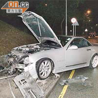 涉案私家車撞向燈柱後車頭凹陷。	（資料圖片）