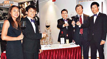 沈祖堯（右二）及中大校董陸耀文（中），與得獎學生巢景峰（左二）、劉敏珊（左一）及丘家兆（右一）舉杯慶祝。	（中大提供）