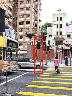 亞皆老街與嘉道理道交界行車過路燈被扭轉九十度（紅框示），行人容易看錯。
