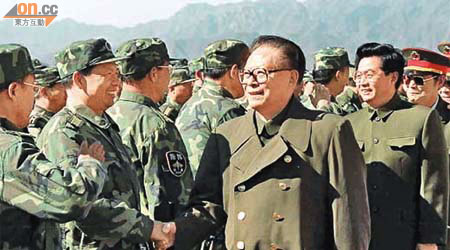 江澤民二○○○年參觀軍營時與解放軍士兵握手。