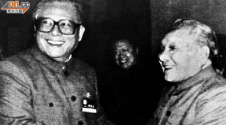 一九八九年十一月江澤民出任中共中央軍委主席，並接受鄧小平祝賀。	