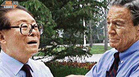 江澤民二○○○年在北戴河接受美國名記者華萊士（右）的專訪。