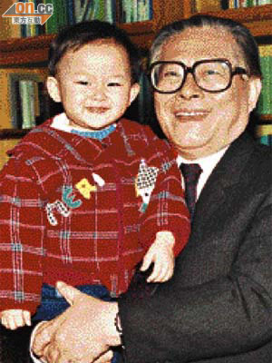 江澤民與孫兒的一幅合照。