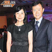 醫管局前行政總裁何兆煒（右）拖住婦產科醫生太太董曉芳赴宴。