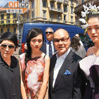 李三元（右二）同Gucci亞太區行政總裁鄧婉穎（左一），喜見清華大學設計系學生展示個人時裝設計。