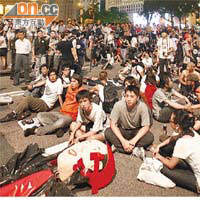 七月一日晚，市民堵塞中環道路，結果警方用武力清場。