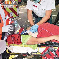 猝死車長送院時已奄奄一息，救護員仍不斷為他急救。	（左蘭慶攝）