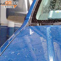 冷氣滴水不但對途人造成滋擾，更令停泊於露天咪錶柱的私家車盡濕。