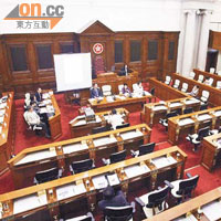 立法會大會及各委員會的部分議員出席率偏低，圖為昨午召開的內務委員會。	（麥潤田攝）