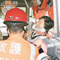 救護員進入小巴救出一名受傷女乘客。	（林少兒攝）