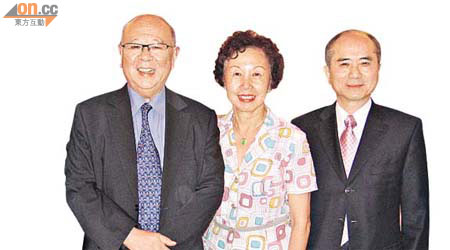 藍鴻震夫婦（左、中）同台灣僑領林添茂（右）關係深厚。（余素月攝）
