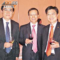 許漢忠（中）喺航空業界相識滿天下，包括長榮航空香港分公司總經理葉時忠（右）及長榮香港副經理Andrew（左）。