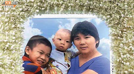 靈堂中央擺放黎妻與兩兒子的合照。