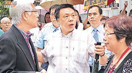 明華大廈的居民向到訪的房屋協會主席楊家聲（左）遞信。
