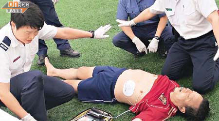 救護人員以自動心臟去顫器為謝志勇電擊急救。	（曾紹良攝）