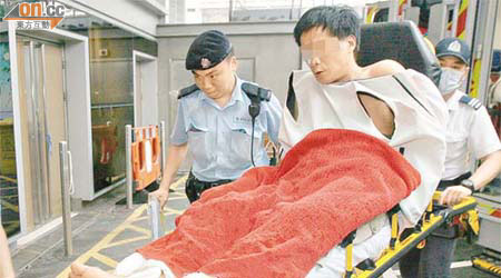 涉案逆子鼻樑受傷，被綁在擔架床送院治理。	（許錦雄攝）