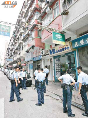 大批警員到場封鎖多幢唐樓圍捕女賊。