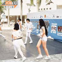 其他參賽人員事後俱穿上跳舞鞋才踏上跳舞墊。