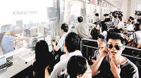 高鐵出事，大批旅客排隊辦理退票手續。	（中新社圖片）