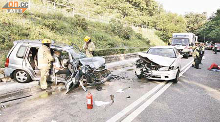 意外後兩車車頭嚴重損毀，其中一名司機一度被困。	（黃智康攝）