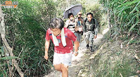 死者的同行友人由警員陪同落山。	（李健瑜攝）