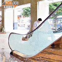金龍酒店大堂的扶手電梯玻璃被震碎。