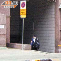 交貨<br>阿鋒離開的士後，步入一幢大廈的停車場。