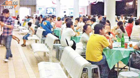 青山灣大樓平台劃作餐廳，只剩餘一列長椅供市民休憩。